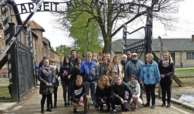 Die gemischte Schlergruppe  aus Rhein...n der Gedenksttte Auschwitz-Birkenau   | Foto: ZVG