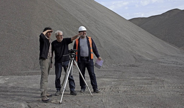 ber die Arbeit von Fotograf Dominik L...nner (rechts), ein Video aufgenommen.   | Foto: Frei