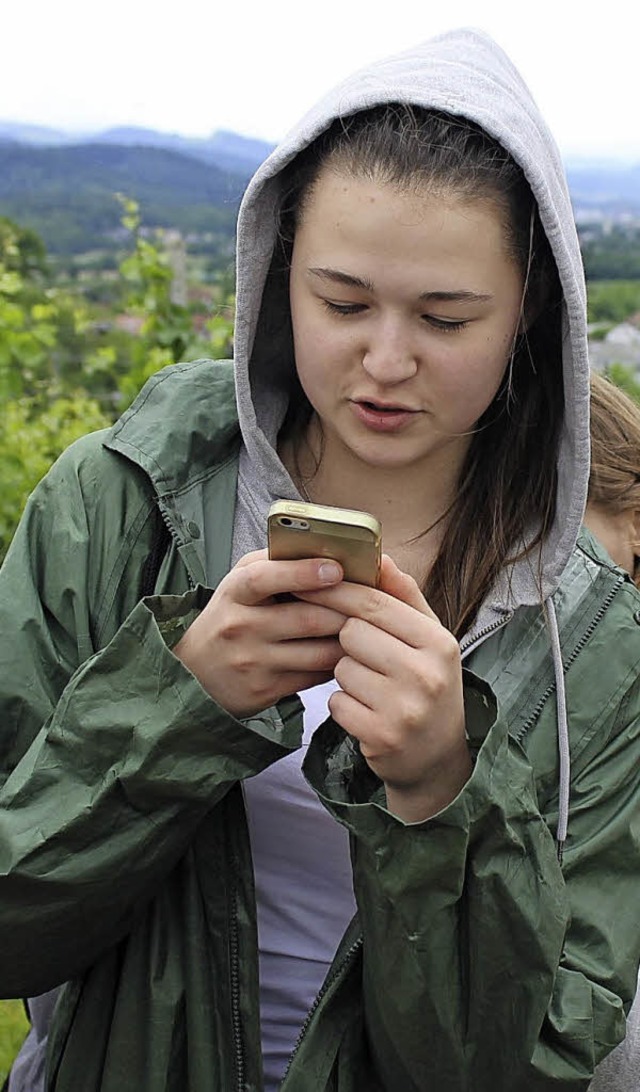 Per Smartphone konnten die jungen polnischen Gastschler Denzlingen erkunden.   | Foto: Max Schuler