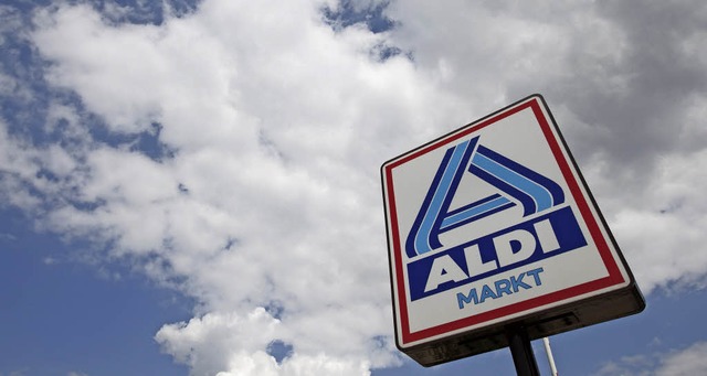 Aldi-Nord-Logo vor Wolken   | Foto: dpa