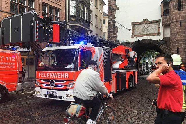 Feuerwehr lscht Schmorbrand in der Freiburger Altstadt