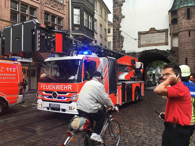 Feuerwehr im Einsatz am Martinstor: Im...hat ein gert geschmort und geraucht.   | Foto: Marius Buhl