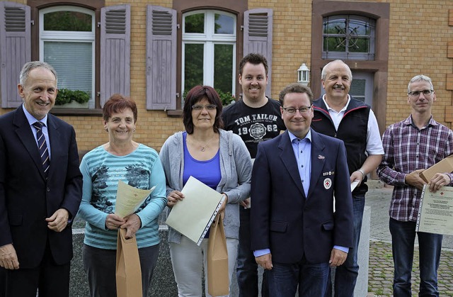 Brgermeister Urban Singler (links) un... mit 75 Spenden (Zweiter von rechts).   | Foto: Karin heiss