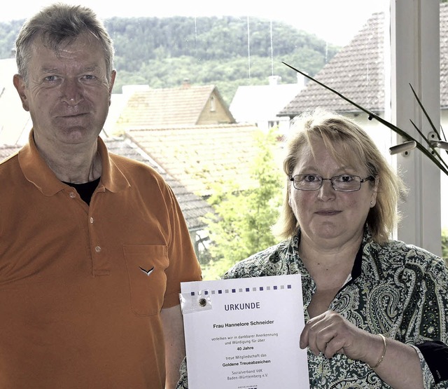 Die Ehrenurkunde des VdK bekam Hannelo...neider von Stadtrat Bernhard Gerteis.   | Foto: Herbrig
