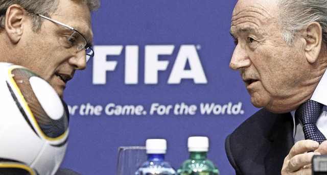 Die Fifa, ein Selbstbedienungsladen? L...e, rechts Ex-Prsident Joseph Blatter   | Foto: DPA