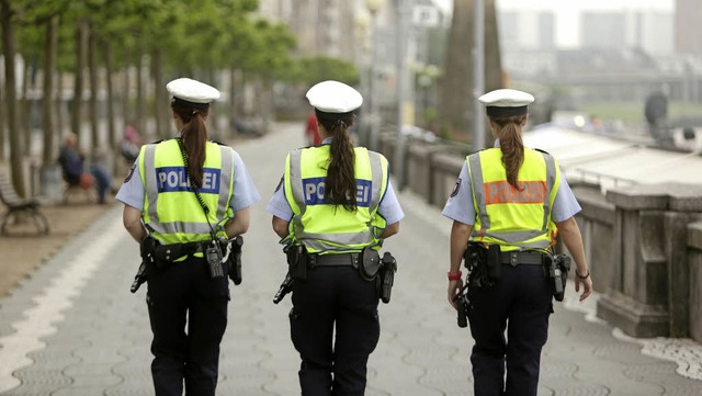 Verstrkte Polizeiprsenz  in Dsseldo...trouillieren am Freitag am Rheinufer.   | Foto: dpa