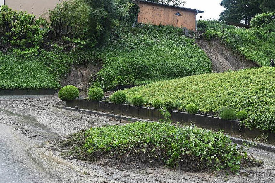 Ein Unwetter mit heftigem Starkregen richtet in Heitersheim ein ziemliches Chaos an. Menschen blieben nach ersten Erkenntnissen aber zum Glück verschont. (Foto: Volker Münch) Ein Unwetter mit heftigem Starkregen richtet in Heitersheim ein ziemliches Chaos an. Menschen blieben nach ersten Erkenntnissen aber zum Glück verschont. (Foto: Volker Münch)
