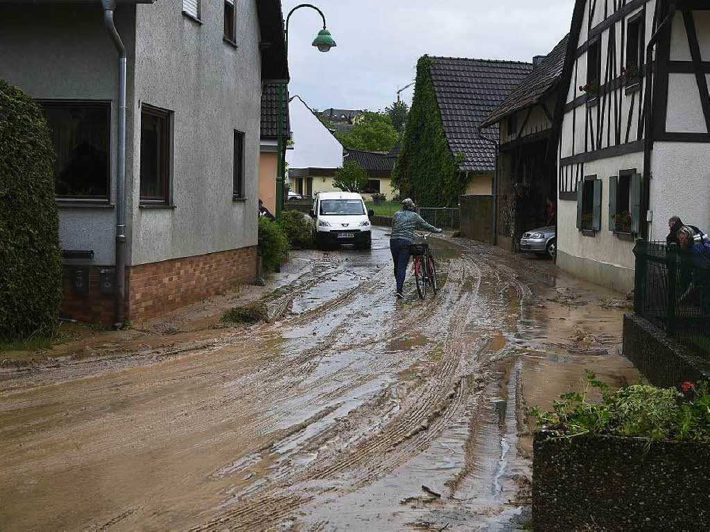 Ein Unwetter mit heftigem Starkregen richtet in Heitersheim ein ziemliches Chaos an. Menschen blieben nach ersten Erkenntnissen aber zum Glck verschont.