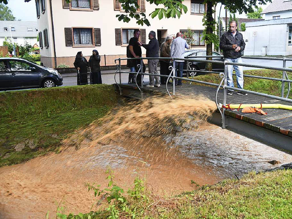 Ein Unwetter mit heftigem Starkregen richtet in Heitersheim ein ziemliches Chaos an. Menschen blieben nach ersten Erkenntnissen aber zum Glck verschont.