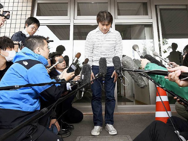 Der Vater von Yamato entschuldigt sich vor versammelter Presse.   | Foto: dpa