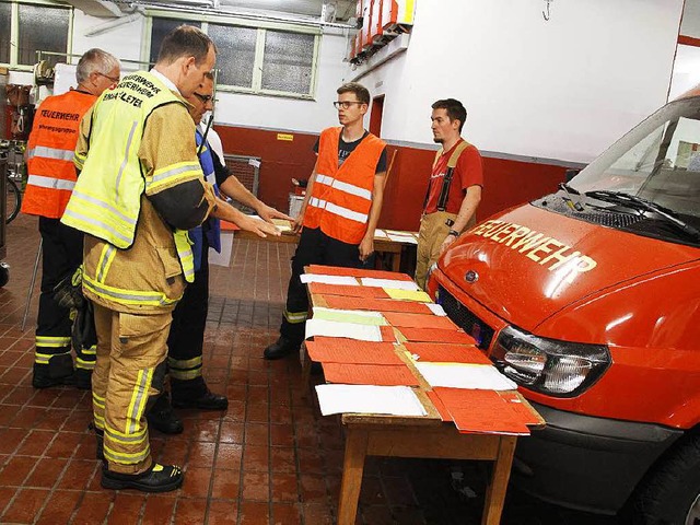 Einsatzbesprechung bei der Feuerwehr  | Foto: Alexander Huber