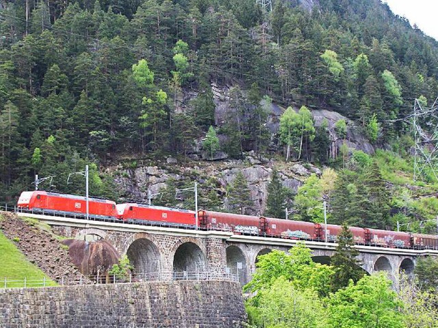 Bis zu 30 Gterzge pro Tag fhrt die ...nd nach Weil ber die Gotthardstrecke.  | Foto: Rolf Reimann