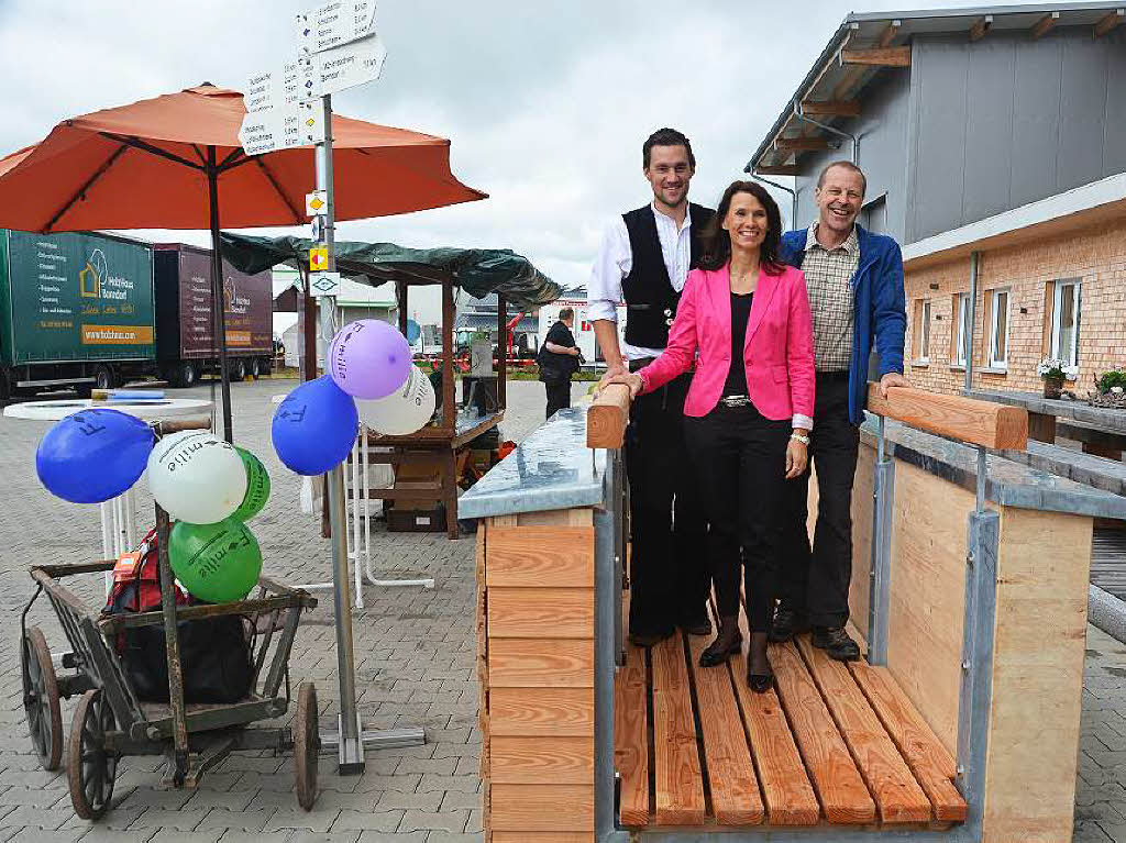 Das Wahrzeichen der Holztage 2016: die neue Brücke über die Wutach. Im Bild v.li.: Matthias Beha (Konstrukteur der Brücke, HolzHaus Bonndorf), Rita Schwarzelühr-Sutter (MdB) und Wutachranger Martin Schwenninger. Das Wahrzeichen der Holztage 2016: die neue Brücke über die Wutach. Im Bild v.li.: Matthias Beha (Konstrukteur der Brücke, HolzHaus Bonndorf), Rita Schwarzelühr-Sutter (MdB) und Wutachranger Martin Schwenninger.