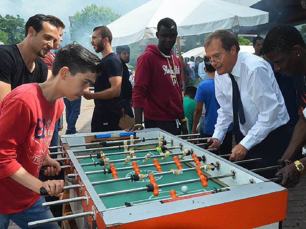 Fußball verbindet, auch und erst recht beim Spiel amTischkicker: der OB mit Flüchtlingen Fußball verbindet, auch und erst recht beim Spiel amTischkicker: der OB mit Flüchtlingen