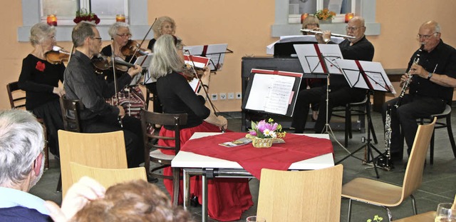 Das Ensemble &#8222;Con Moto&#8220; spielte im Brgerhaus in Riegel.   | Foto: H. Hassler