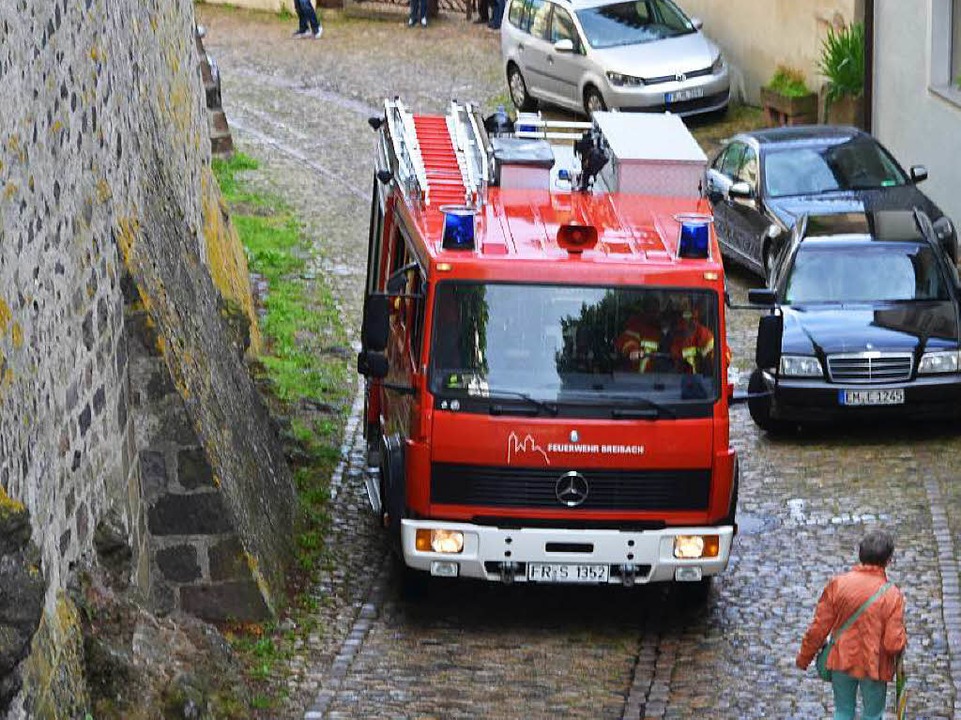 Durch die engen Gassen am Mnsterberg ...hrkameraden ihre Fahrzeug manvrieren.  | Foto: Hans-Jochen Voigt