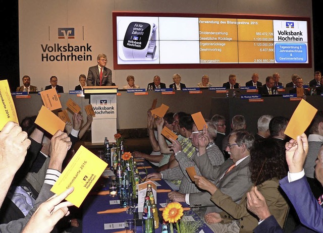 Vom Aufsichtsratsvorsitzenden Thomas P... hoben die Vertreter ihre Stimmkarte.   | Foto: Manfred Herbst