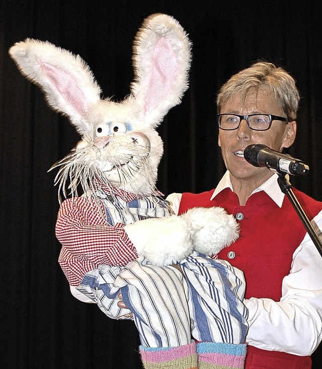 Hansy Vogt als Bauchredner mit seinem Hasen Felix.   | Foto: Ringwald