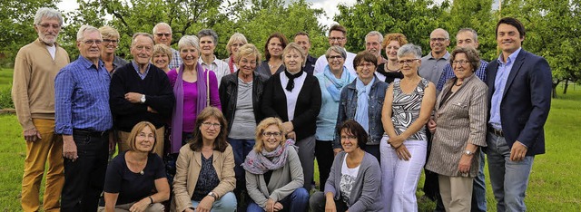 Brgermeister Matthias Gutbrod (rechts) mit ehrenamtlichen Helfern  | Foto: SAndra DEcoux-KOne