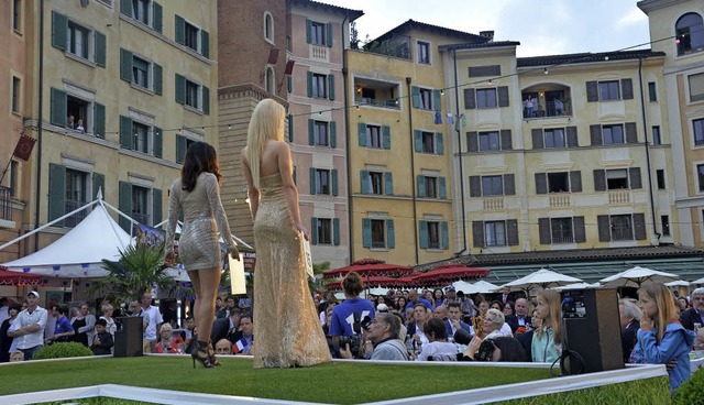 Die Kulisse auf der Piazza des Hotel Colosseo war einer Miss-Wahl wrdig.  | Foto: Christian Kramberg (3), dpa (1)1