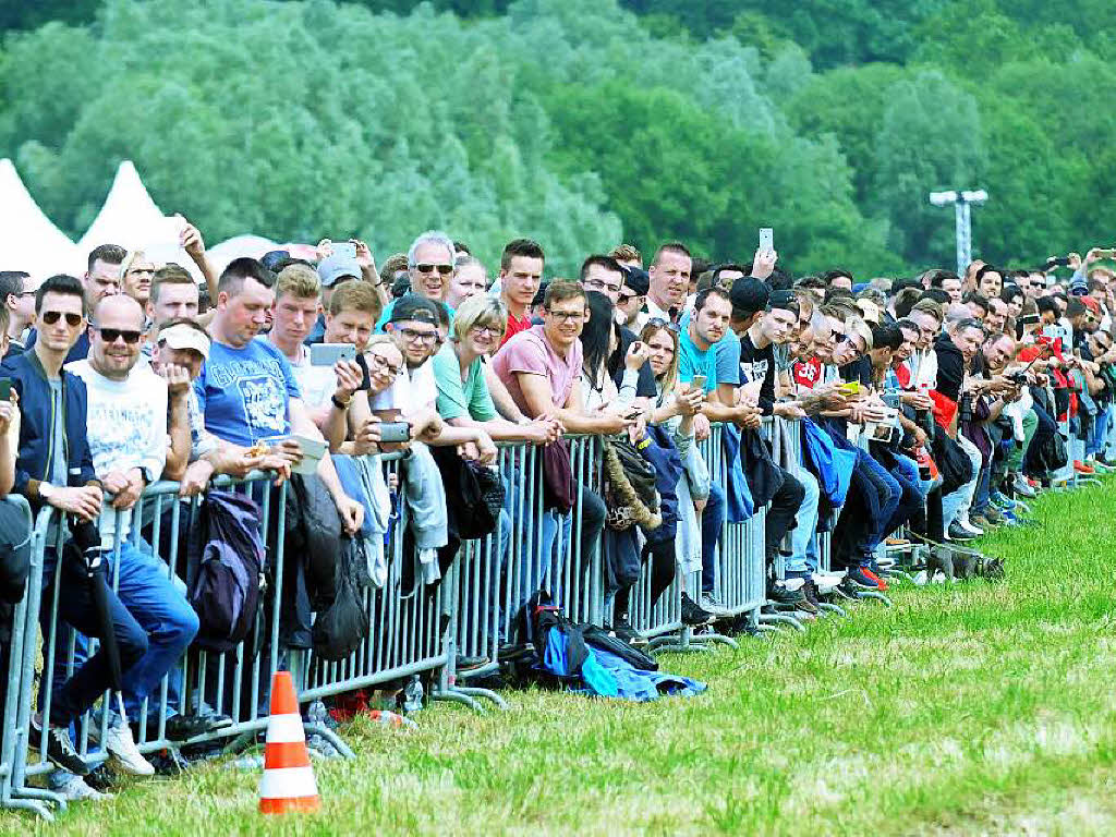 Rund 2000 Zuschauer waren gekommen, um das Spektakel am Fue des Lahrer Schutterlindenbergs zu verfolgen.