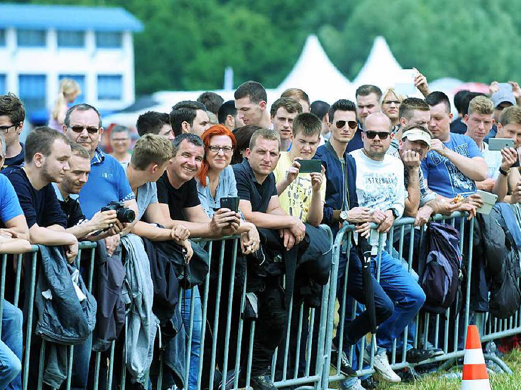 Rund 2000 Zuschauer waren gekommen, um das Spektakel am Fue des Lahrer Schutterlindenbergs zu verfolgen.