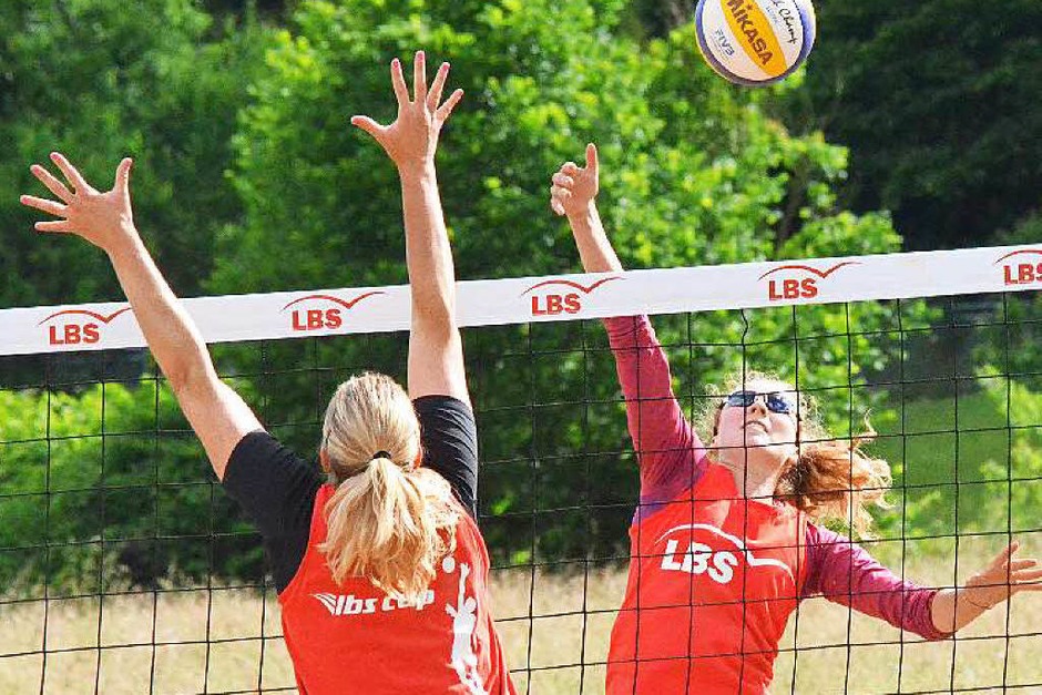 Das erste Halbfinale der Frauen in Langenau am frühen Samstagabend: Es gewann das Duo Kovarova/Weidl gegen Günther/Cesar. Im Finale unterlagen Kovarova/Weidl den topgesetzten Steger/ Hoffmann. (Foto: Uwe Rogowski) Das erste Halbfinale der Frauen in Langenau am frühen Samstagabend: Es gewann das Duo Kovarova/Weidl gegen Günther/Cesar. Im Finale unterlagen Kovarova/Weidl den topgesetzten Steger/ Hoffmann. (Foto: Uwe Rogowski)