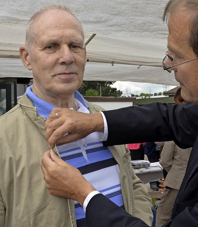 Herwig Popken erhlt durch OB Eberhardt die Landes-Ehrennadel.  | Foto: Ingrid Bhm-Jacob