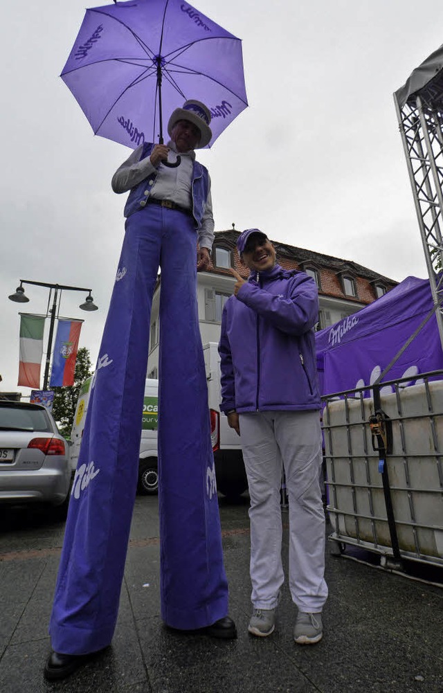 Lila Riesen sorgten in der Stadt fr Aufmerksamkeit.  | Foto: Barbara Ruda