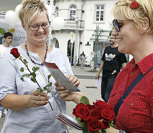Die Werbegemeinschaft verteilte Rosen in der Stadt.  | Foto: Heidi Foessel