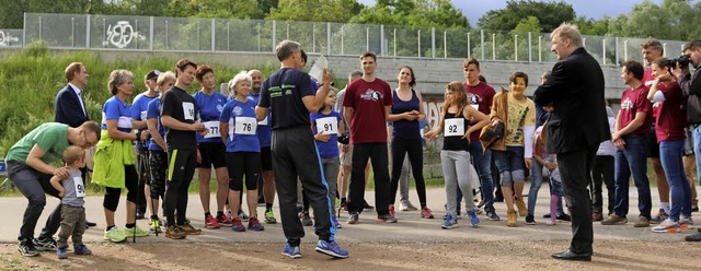 Brgermeister Michael Wilke erlutert ...as es bei der 1000-Meter-Strecke geht.  | Foto: Katharina Bartsch