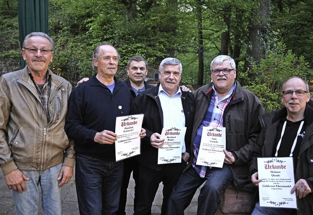 ASV-Vorsitzender August Weber (hinten)...arnelis und Helmut Quade (von links).   | Foto: Karin Heiss