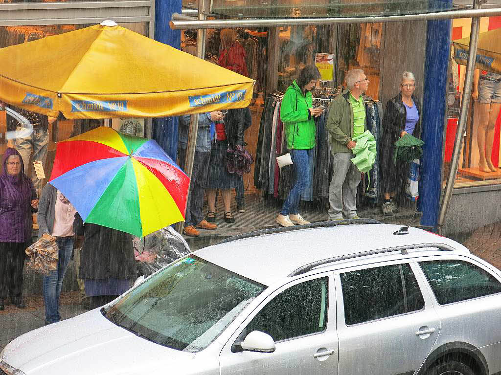 Trotz des Regens nutzten viele Besucher den verkaufsoffenen Sonntag des Handels- und Gewerbevereins.
