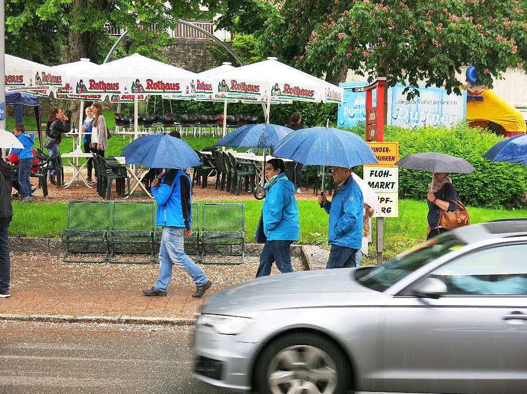 Trotz des Regens nutzten viele Besucher den verkaufsoffenen Sonntag des Handels- und Gewerbevereins.