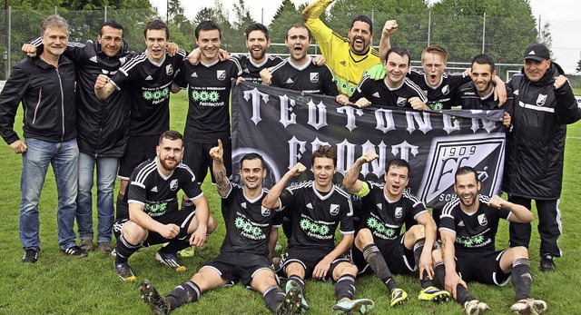 Der FC  Teutonia 09 feiert: Der FC Sch...ion um den Aufstieg in die Landesliga.  | Foto: dieter reinhardt