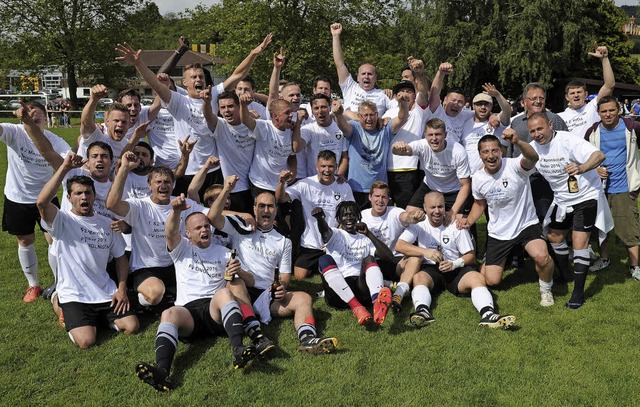 So sehen Meister aus: Der FV Dinglinge... und den Aufstieg in die Kreisliga A.   | Foto: Bettina Schaller