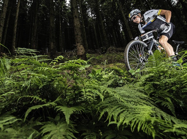 In jedem Gelnde ein Knner: Mountainbiker Simon Stiebjahn aus Langenordnach.   | Foto: kstenbrck