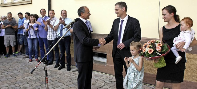 Ein Hndedruck fr den langjhrigen Ko...t Ferdinand Burger zu seinem Wahlsieg.  | Foto: Martin Wendel