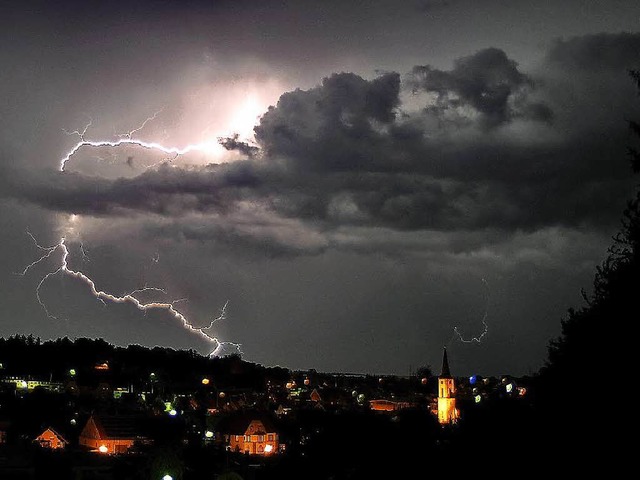 Ein Gewitter geht ber Neustadt nieder...en Blitz und Donner bald wiederkommen?  | Foto: Philippe Thines
