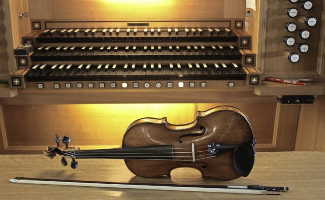 Die Violine, aus der Werkstatt von Nik...apel gebaut, auf der Vier - Orgelbank.  | Foto: HildegarD Karig