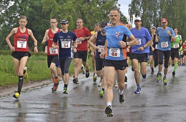 Mitten durch den Regen: Das Nass vom H... Starter beim Wolterdinger Volkslauf.   | Foto: junkel