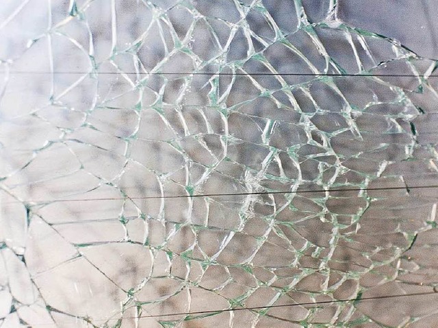 Die Tter schlugen Glasscheiben ein und hebelten Tren auf (Symbolbild).  | Foto: Dominic Rock