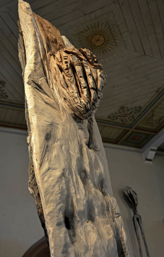 Passt perfekt in den Kirchenraum: Pete...eines gotischen Kruzifixes inspiriert.  | Foto: Benedikt Sommer