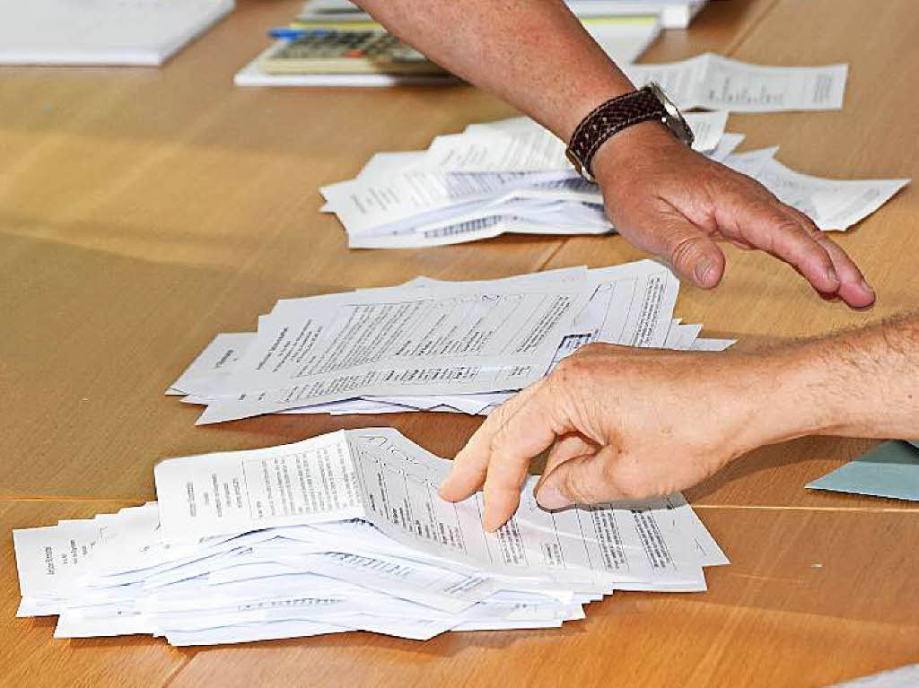 Die Stimmzettel stapeln sich, zahlreiche interessierte Brger verfolgen die Auszhlung im Brgersaal des Rathauses.