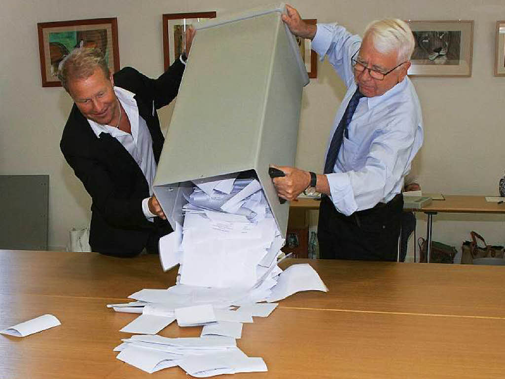 Jetzt geht's los: Christophe Hoffmann und Walter Mssle (r.) schtten die Stimmzettel aus der Wahlurne.