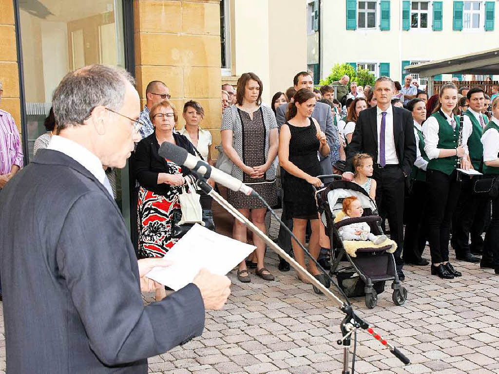 Gespannt erwarten Kandidaten und Brger die Bekanntgabe des Ergebnisses durch Brgermeister Joachim Ruth (links).