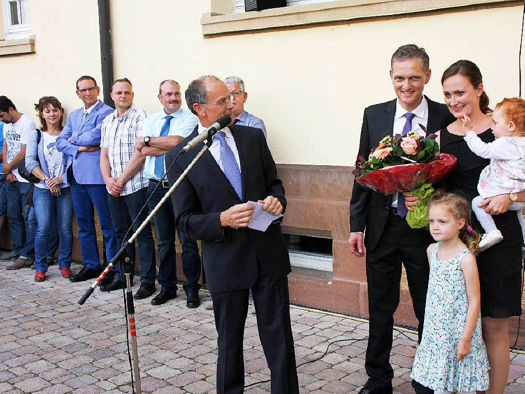 Ein Hndedruck fr den langjhrigen Kollegen und Nachfolger, Blumen fr Claudia Burger: Joachim Ruth gratuliert Ferdinand Burger zu seinem Wahlsieg.