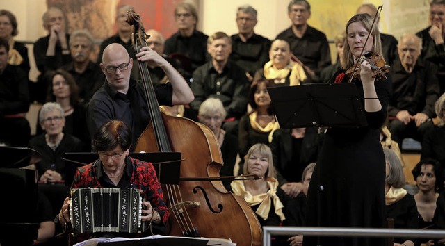 Karin Eckstein (Bandoneon), Winfried H...uenos Aires&#8220; so reizvoll macht.   | Foto: Christoph Breithaupt