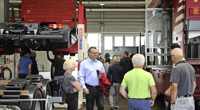 Viele Besucher, auch Brgermeister Mar...ter die Kulissen bei der Firma Zikun.   | Foto: Helmut Hassler