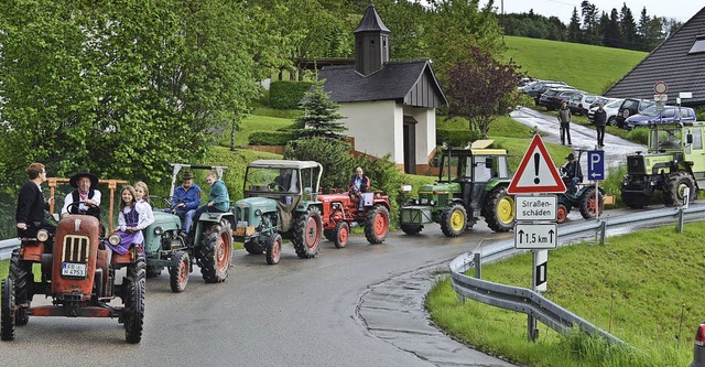 Mit dem Allgaier Ackerschlepper Baujah...dfahrt der historischen Traktoren an.   | Foto: Liane Schilling